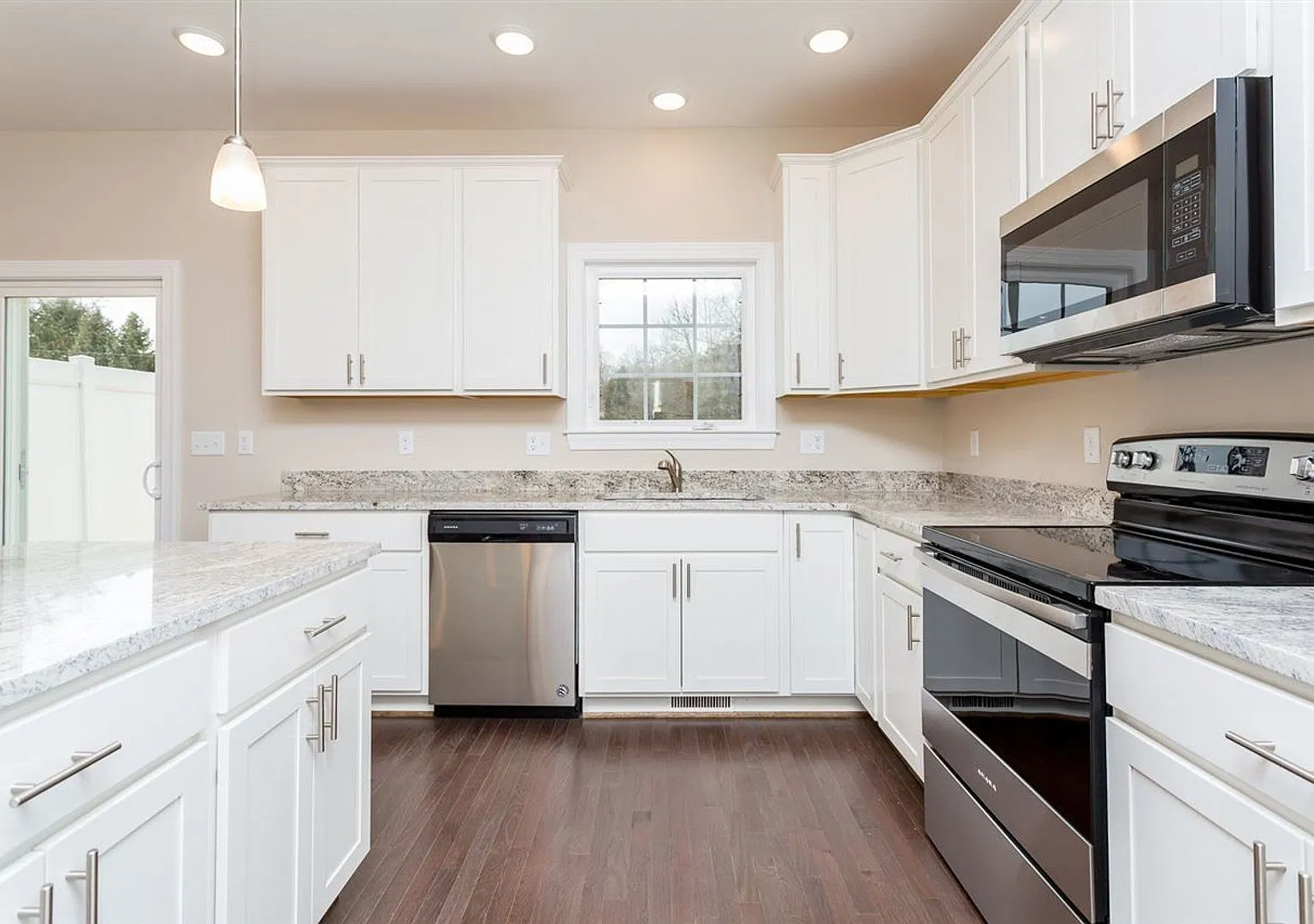 Spacious Luxury Townhome! Outstanding Location! — Photo 4