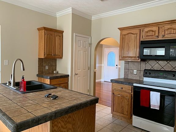 5th image of 817 Dianne Ct W