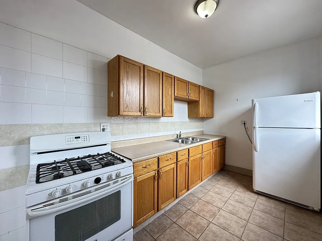 Appealing 2 Bed, 1 Bath at Pratt + Clark (Rogers Park) — Photo 2