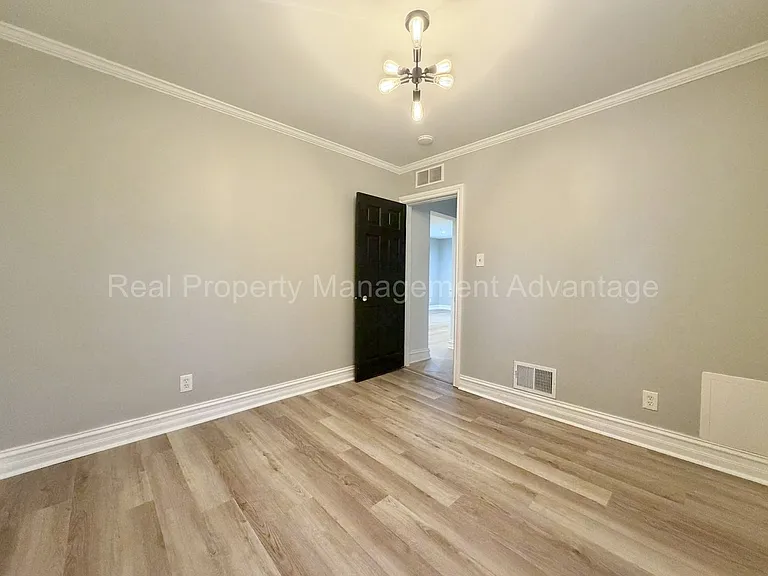 1330 E Chesterfield St — Photo 17