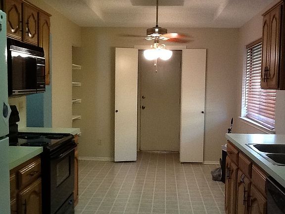 Eat-in kitchen area