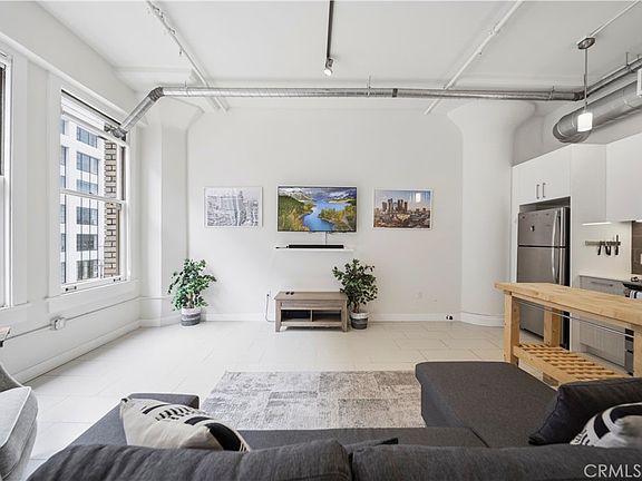 5th image of 939 S Broadway