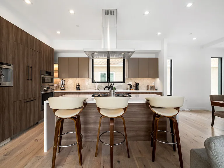 2435 S Penmar Ave — Photo 6