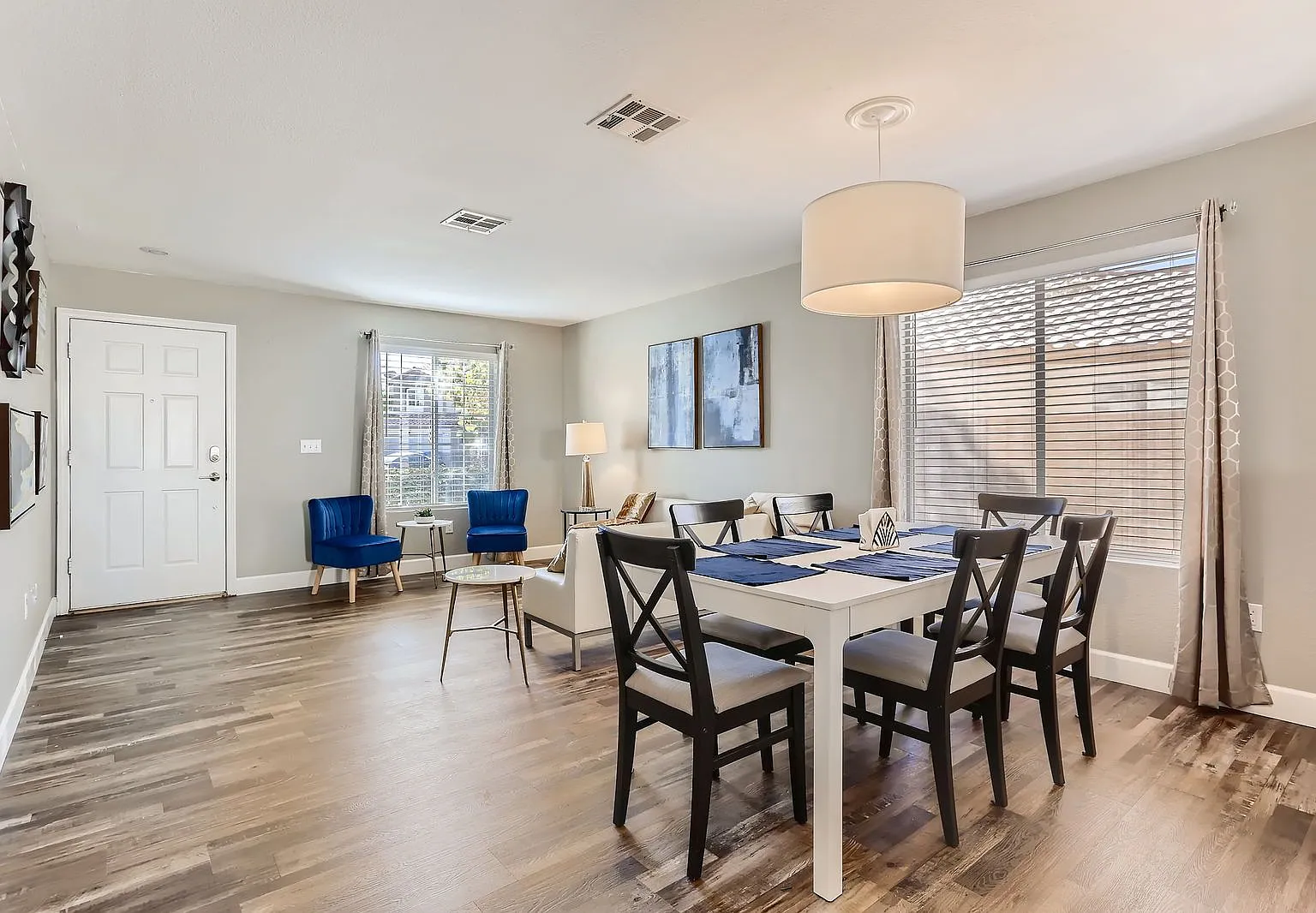 2 bed, 1.5 bath, 1910 sqft, $900 — Photo 3