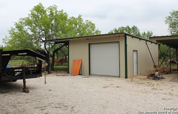 128 Texas St, Fowlerton, TX 78021 | MLS #1772326 | Zillow