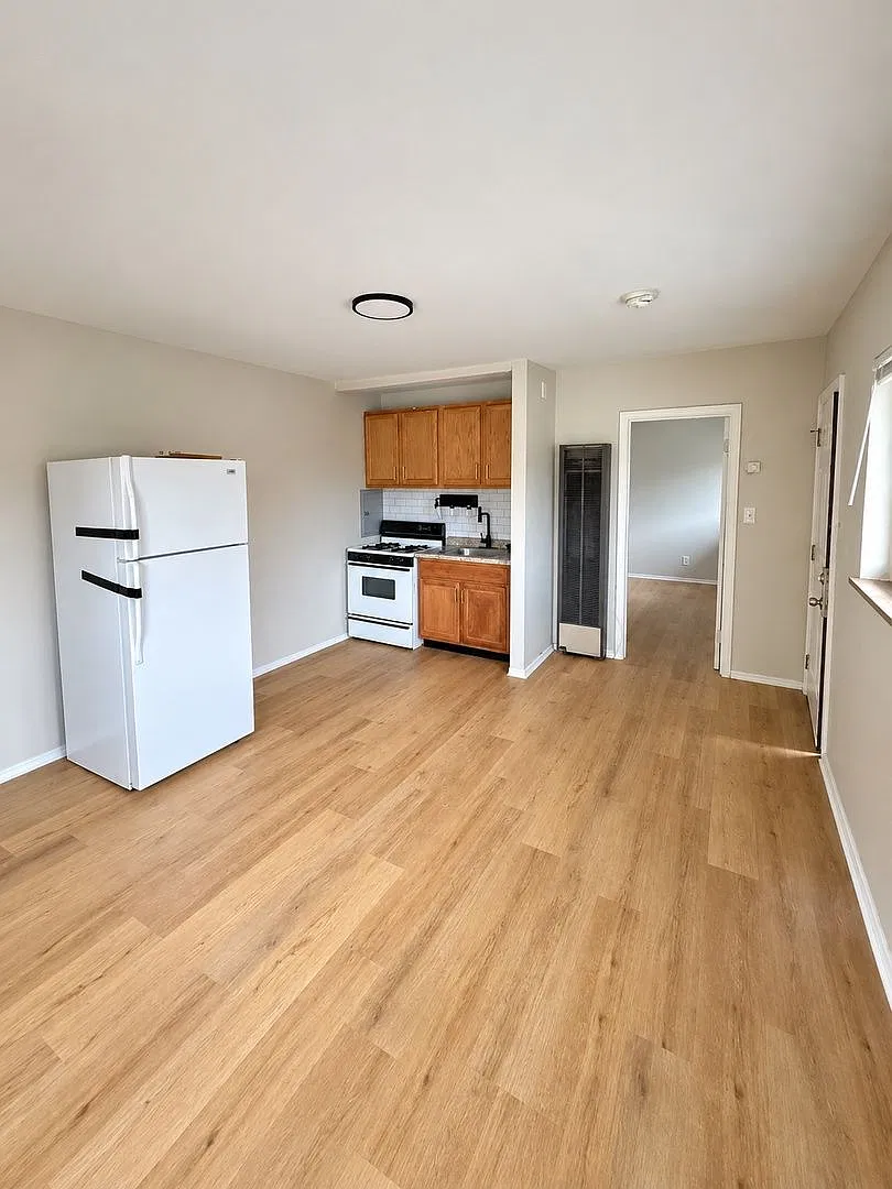 1 bed, 1.0 bath, $745 — Photo 2