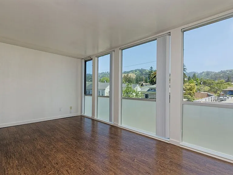 2828 College Ave — Photo 45