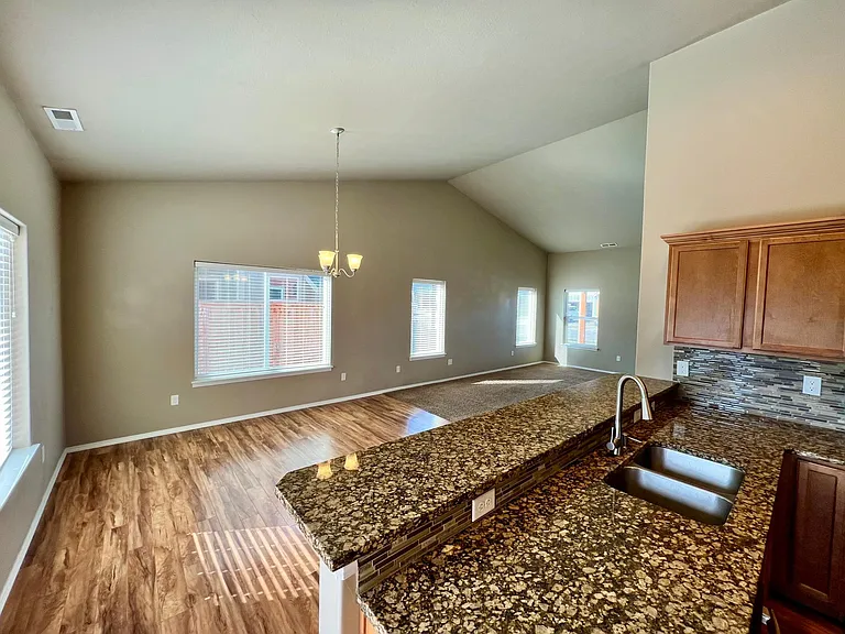116 S Reliance Ave — Photo 10