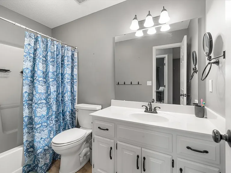 1002 N Clinton St — Photo 23