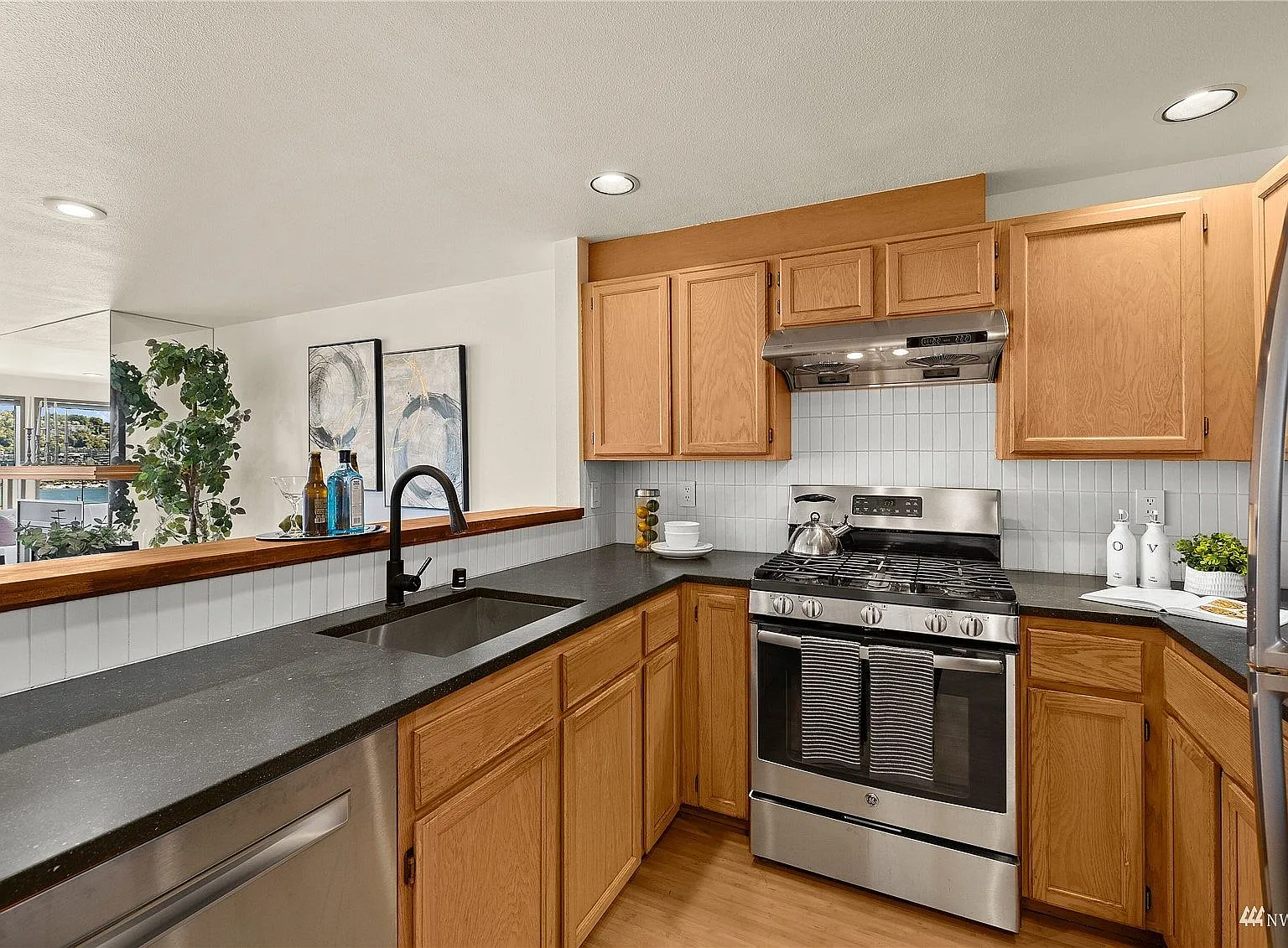 2 bed, 1040 sqft, $4,500 — Photo 3