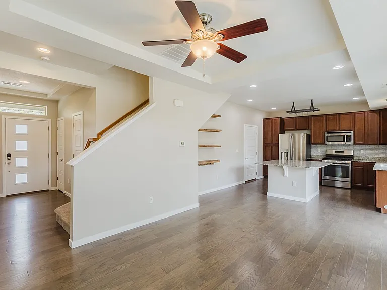 2656 Champagne Ave — Photo 6
