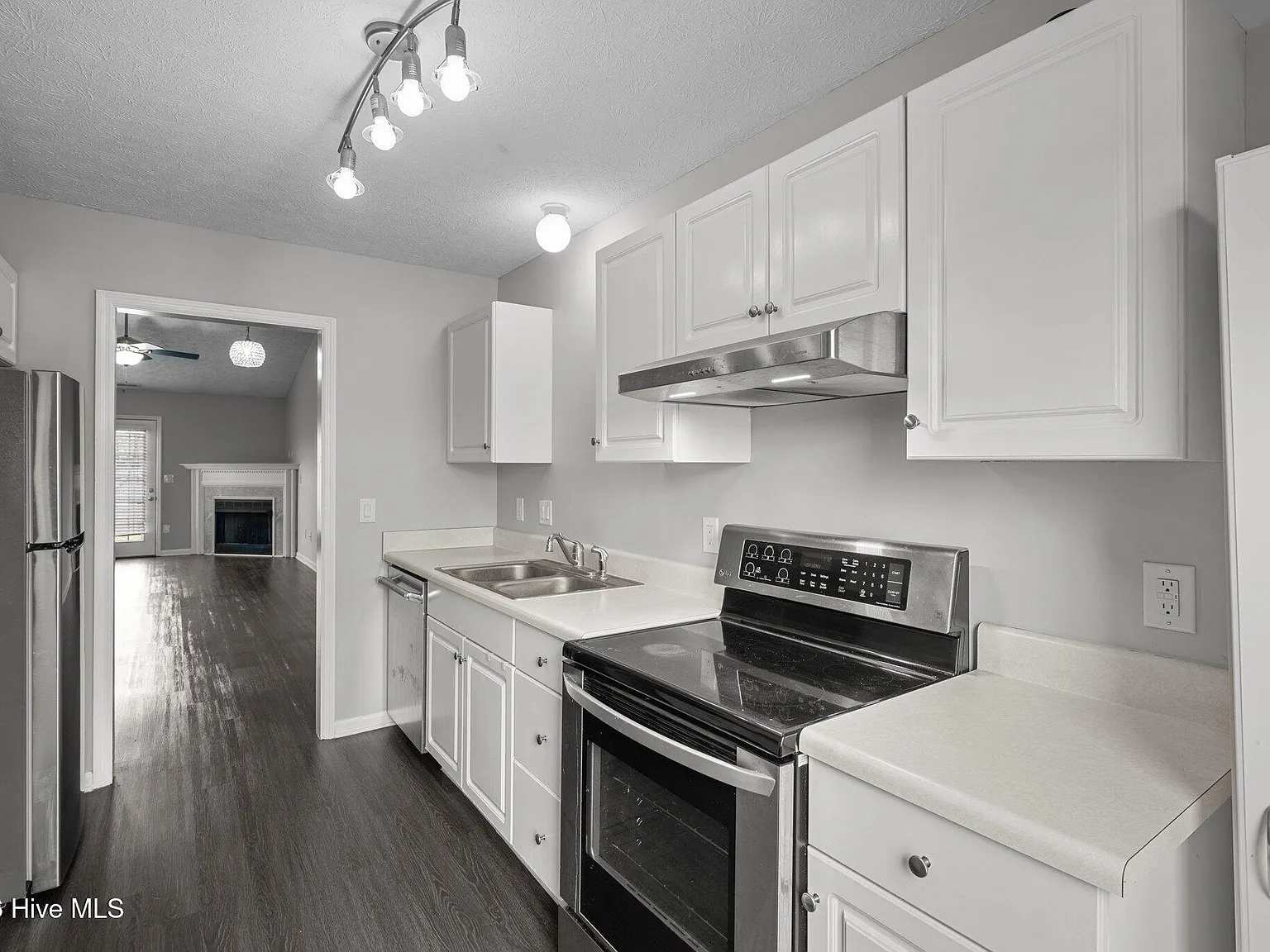2 bed, 2.0 bath, 1092 sqft, $1,350 — Photo 3