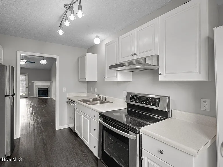 225 John Ct — Photo 3