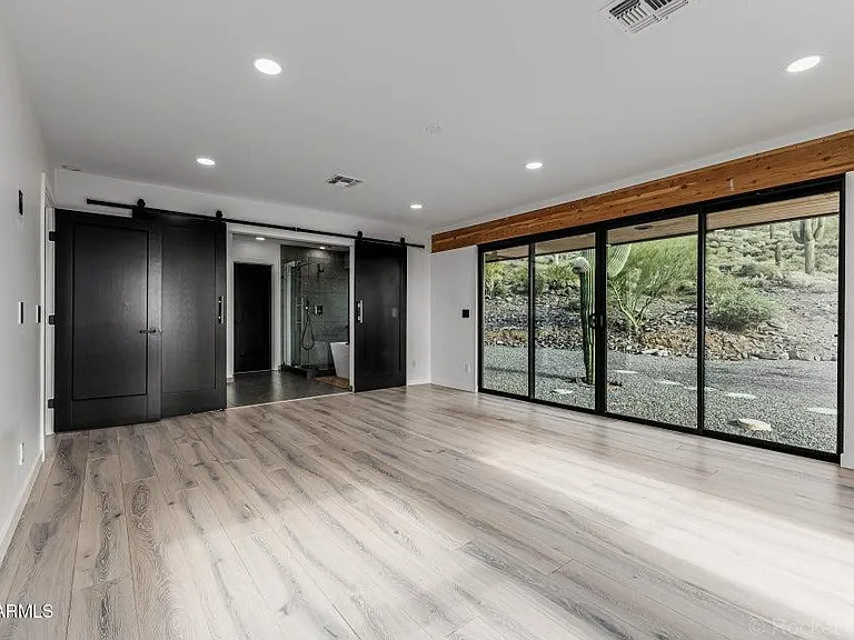 6111 E Victoria Dr — Photo 26