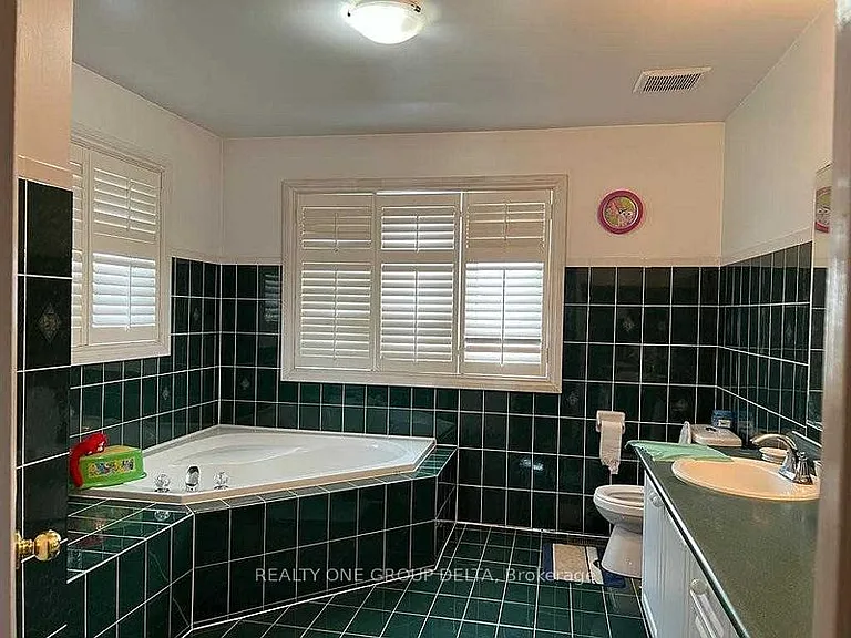 24 Arborview Cres #UPPER — Photo 6