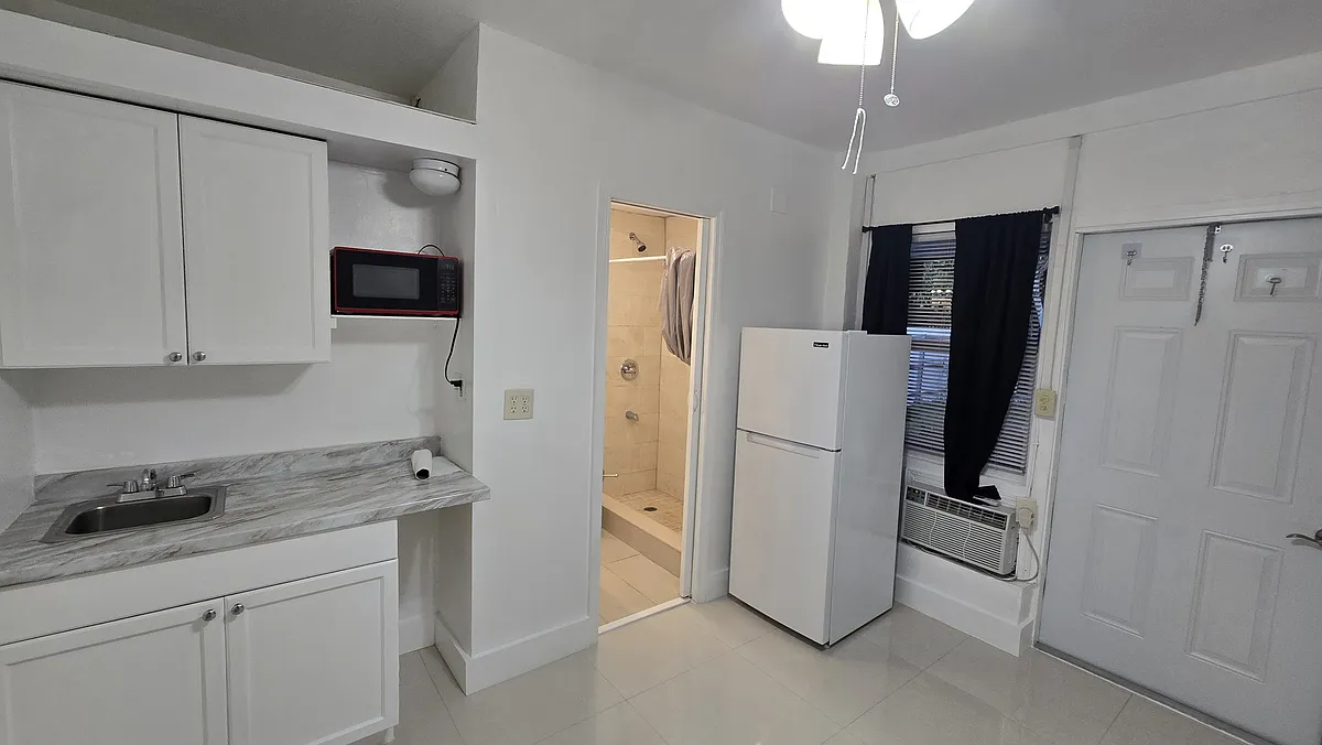 Building Photo - 2252 SW 10th St #3