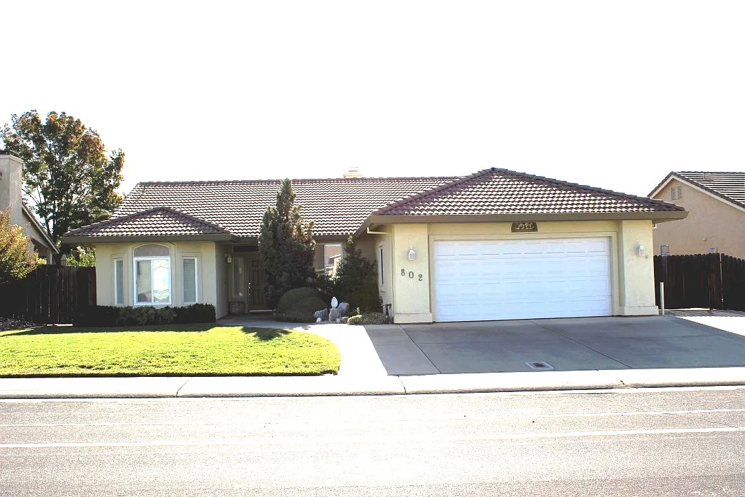 802 Fairway Dr photo 1