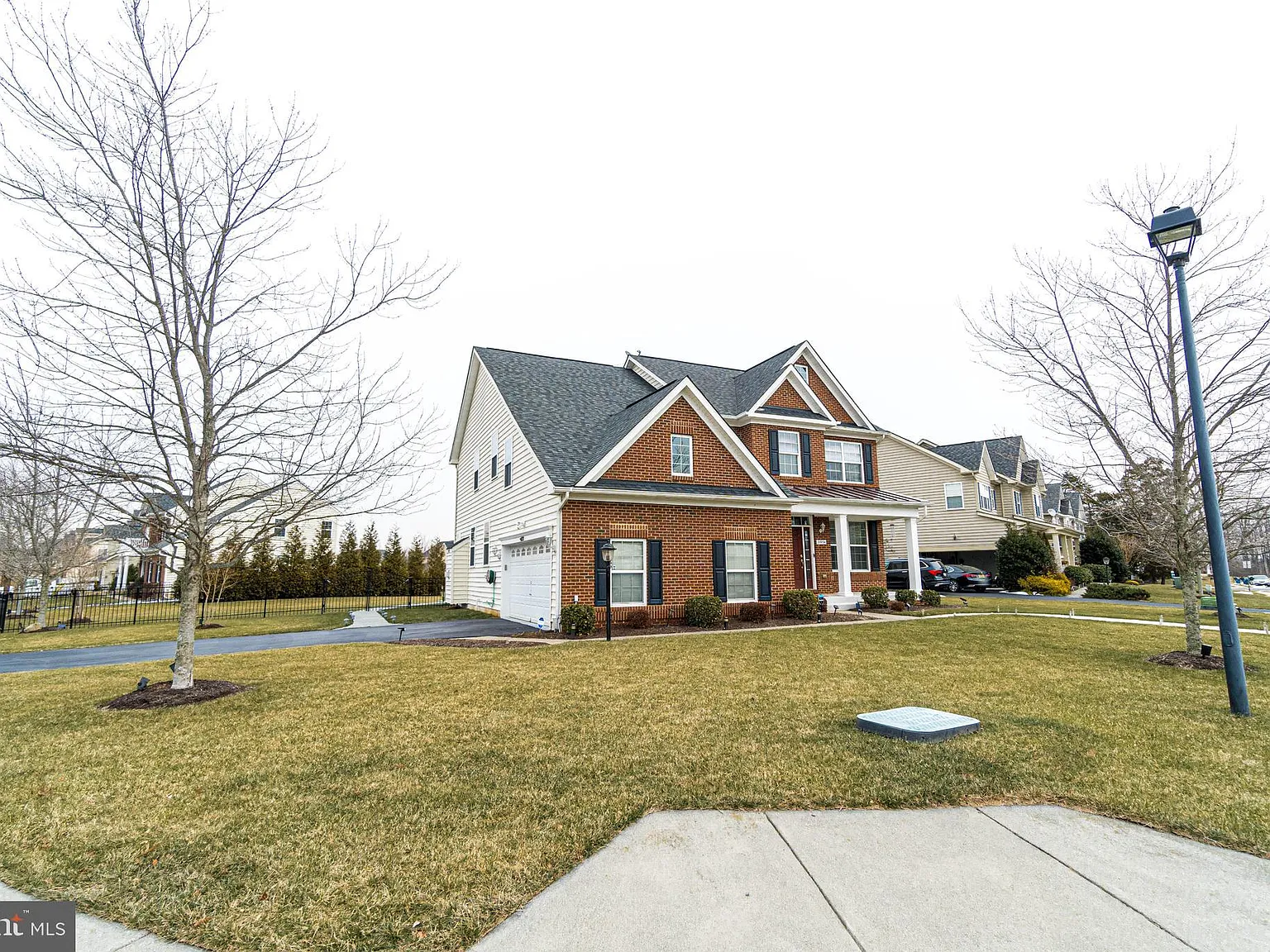 4 bed, 3.5 bath, 4152 sqft, $4,650 — Photo 2