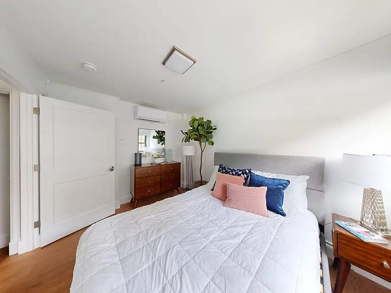 Longfellow Apartments — Photo 13