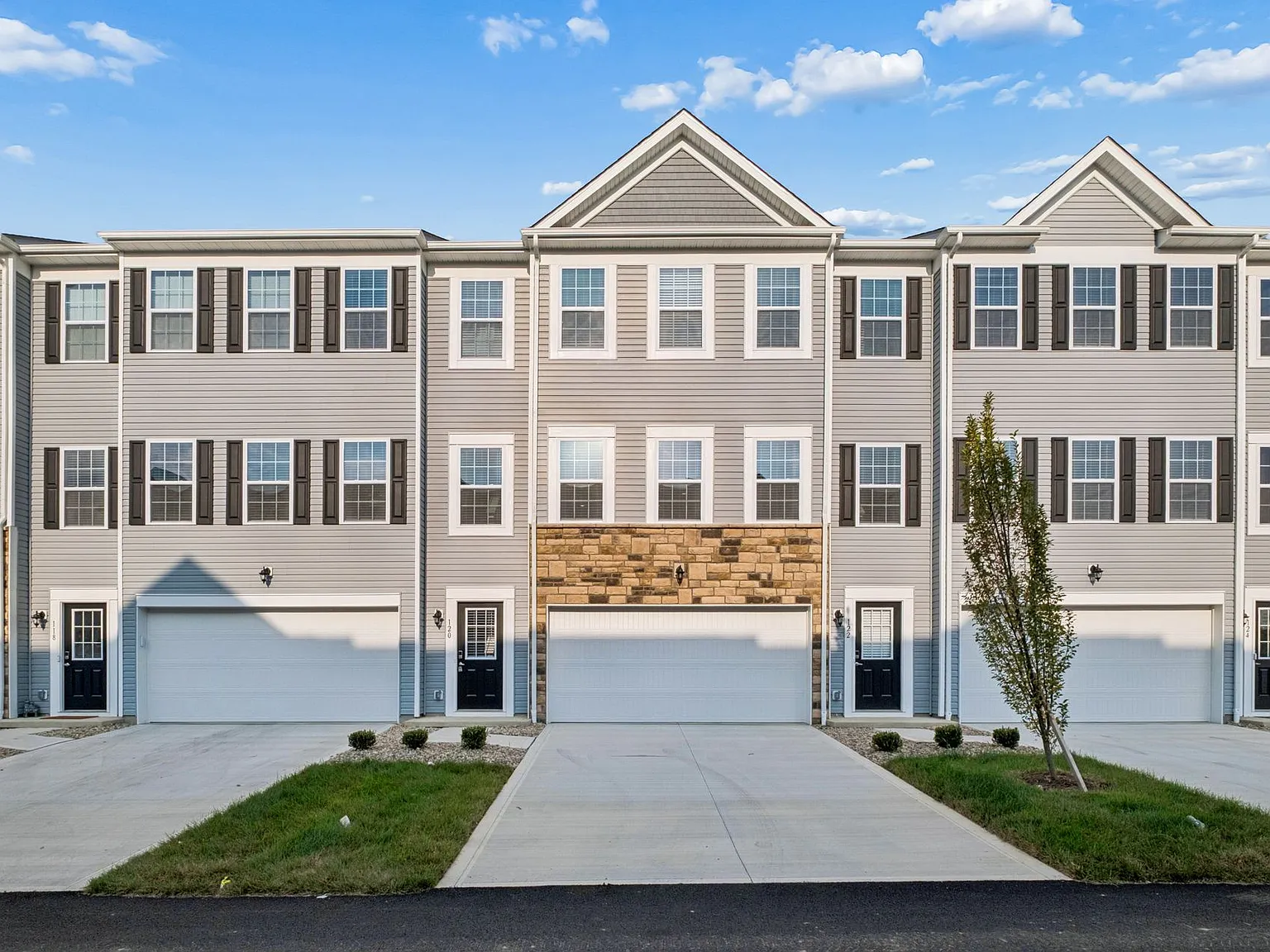 3 bed, 2.5 bath, 1850 sqft, $2,299 — Photo 1