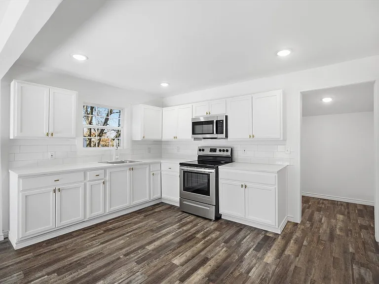 807 Adkins St — Photo 4