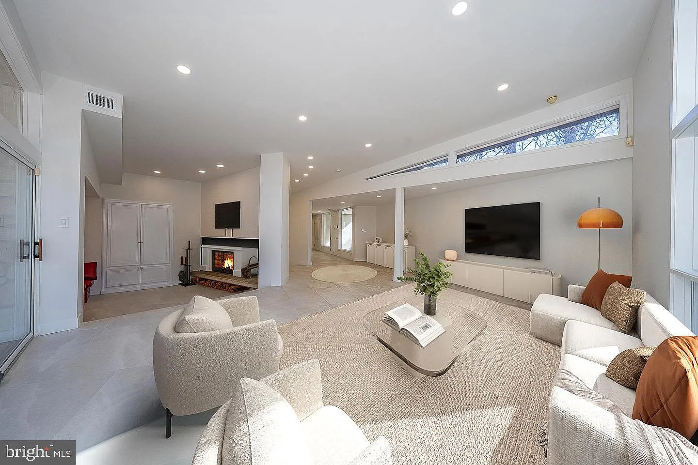 7 bed, 4.5 bath, 7542 sqft, $11,500 — Photo 3
