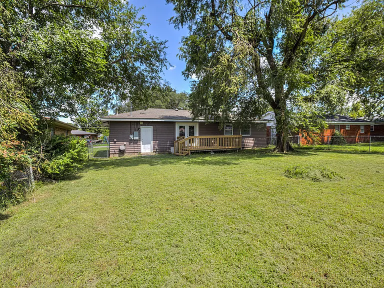 409 NE Myers Ave — Photo 18