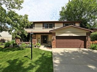 1902 E Seneca Ln, Mount Prospect, IL 60056
