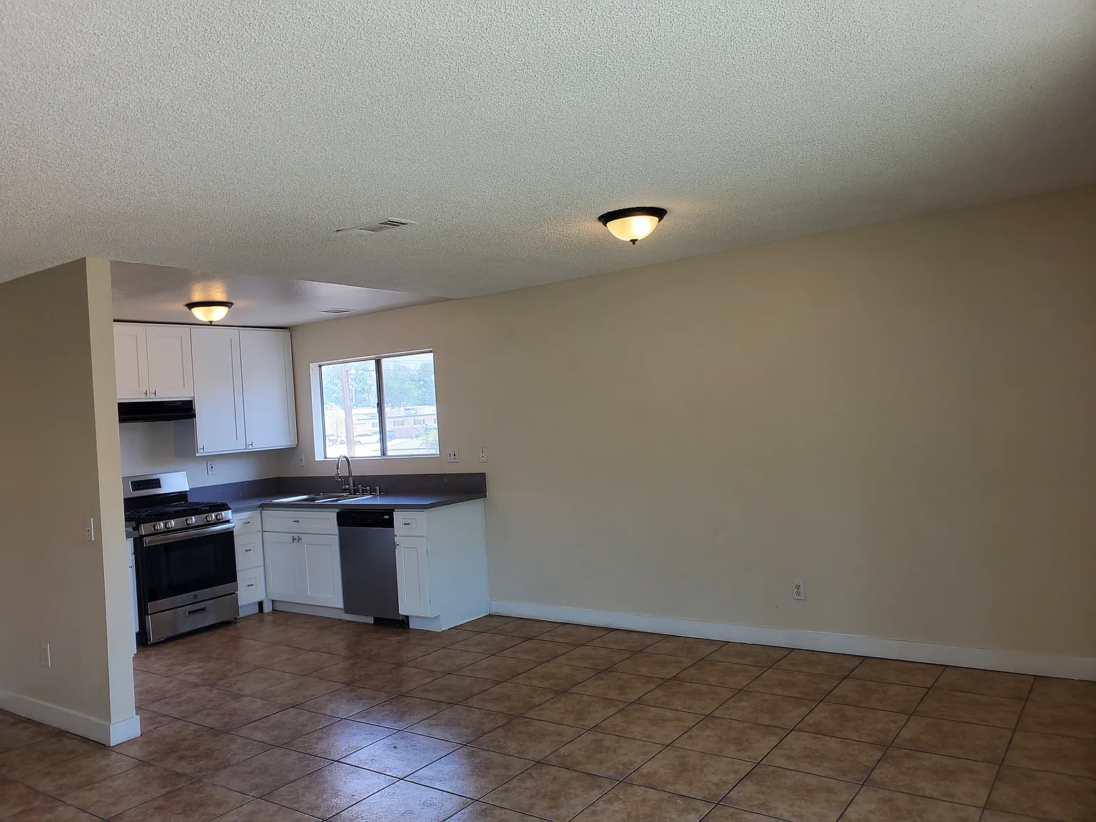 2 bed, 900 sqft, $2,100 — Photo 2