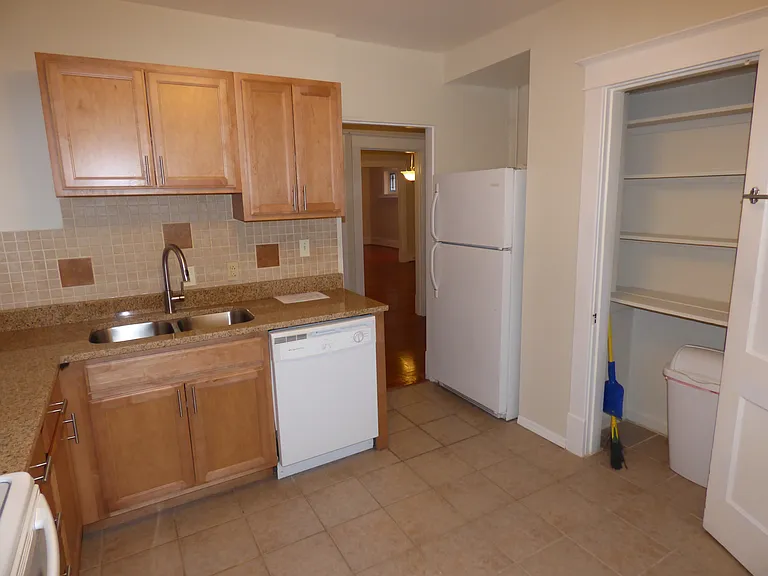1021 Commodore Dr — Photo 9