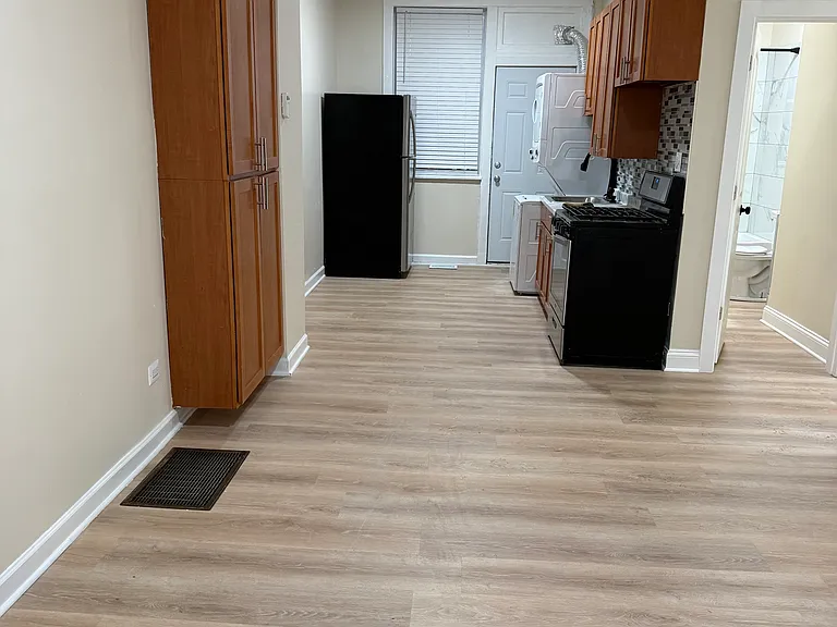 205 E 42nd St #1E — Photo 2