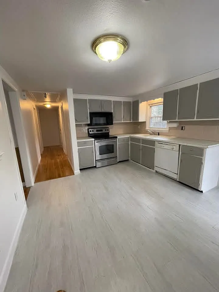 3 bed, 1047 sqft, $3,850 — Photo 4