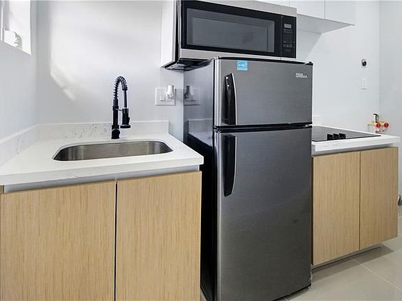 4th image of 2463 Lincoln St #1B