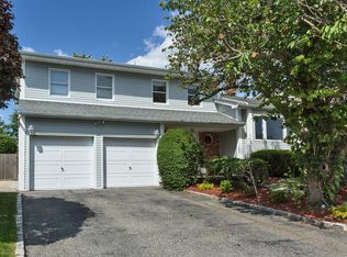 2579 Kevin Rd, Seaford, NY 11783