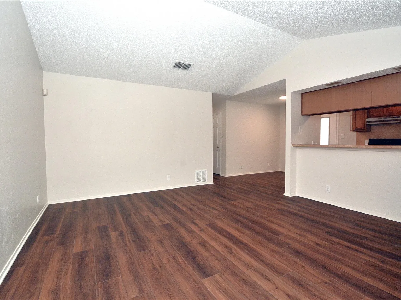 2 bed, 1.0 bath, 1974 sqft, $1,325 — Photo 2