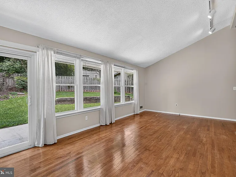 7027 Jefferson Ave — Photo 17