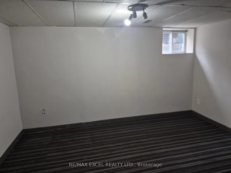 16 Sundance Cres — Photo 23