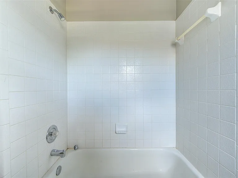 7302 Greenwood Point Dr — Photo 31