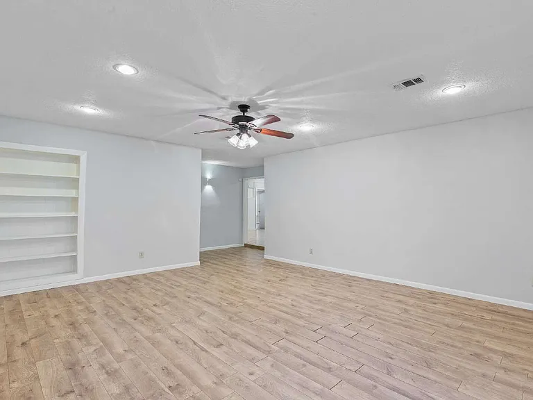 118 E Thornton Rd — Photo 18