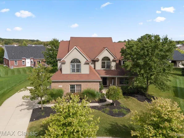 26700 York Ct, South Lyon, MI 48178