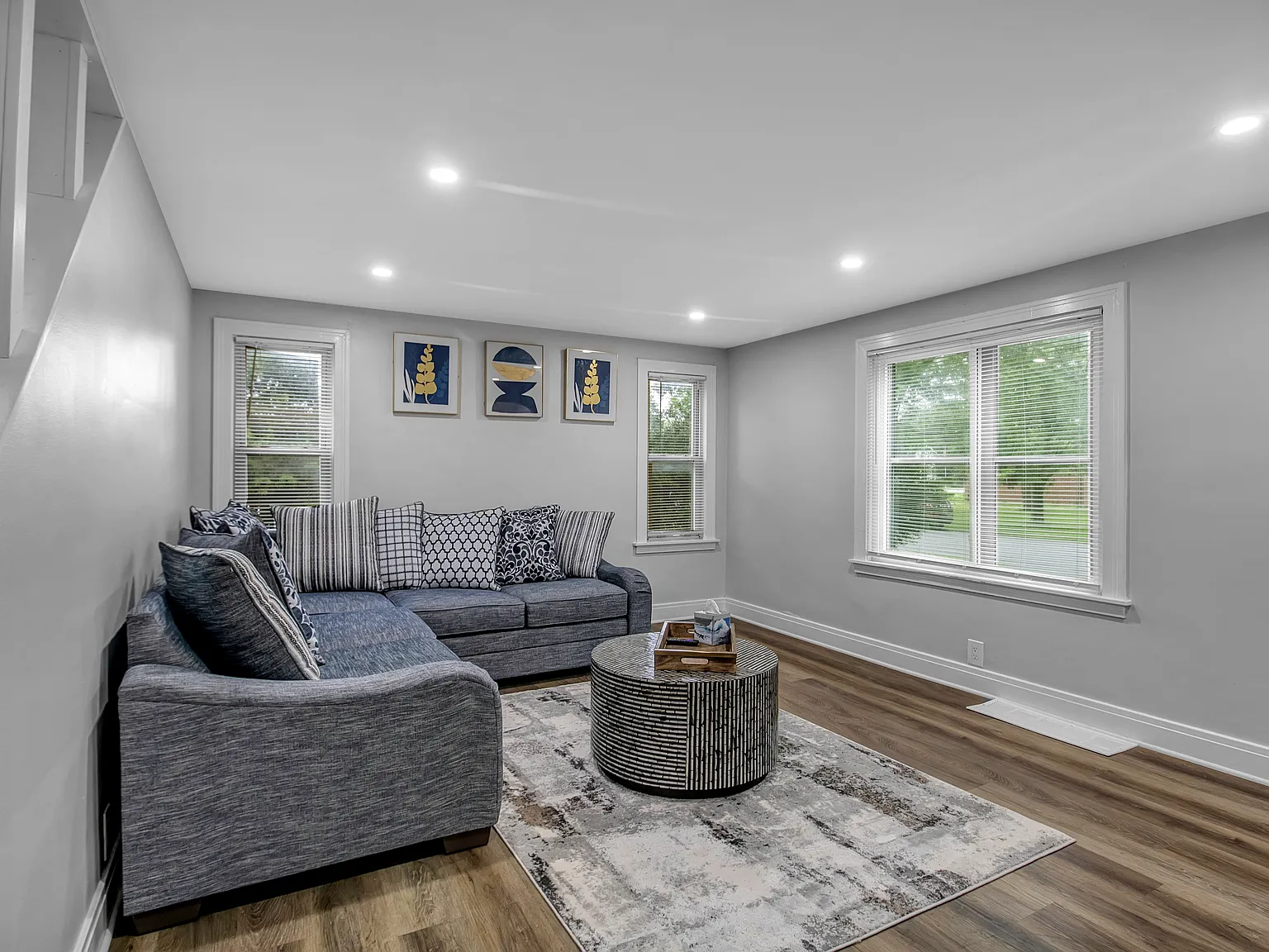 3 bed, 721 sqft, $2,000 — Photo 1