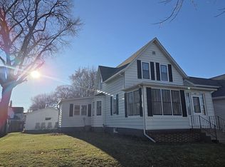 807 N 4th St, Grand Forks, ND 58203