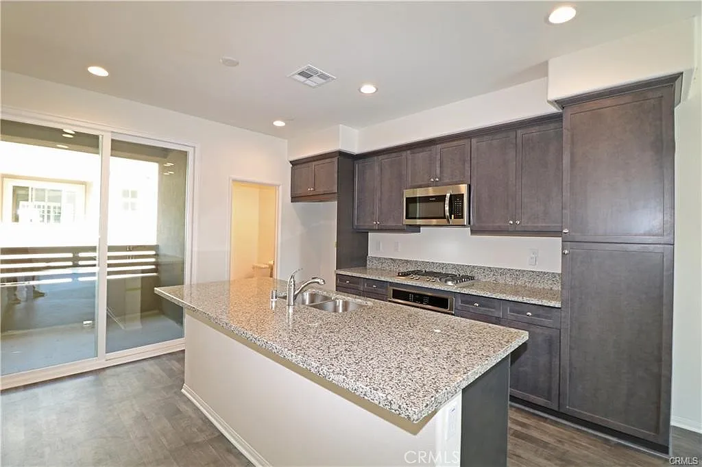 2 bed, 2.5 bath, 1296 sqft, $2,975 — Photo 4