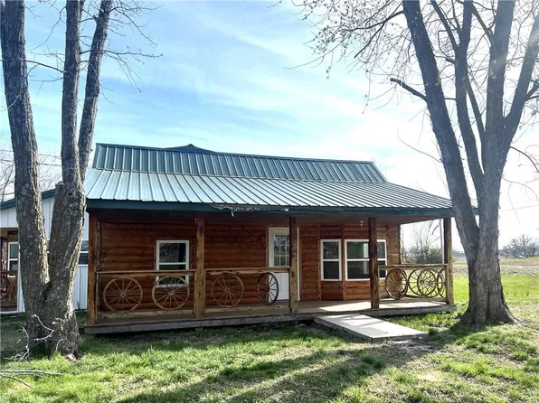 1516 E Locust St, Nevada, MO 64772