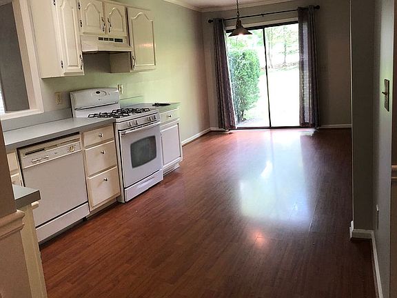 Kitchen & breakfast area