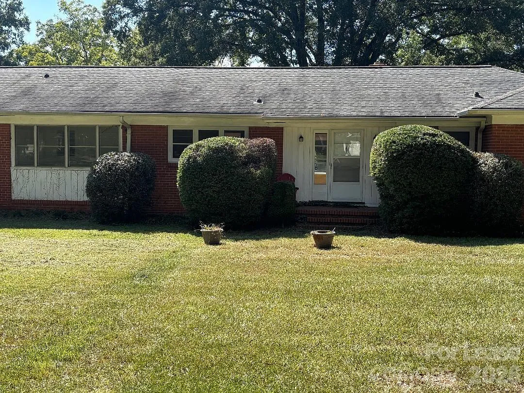 4 bed, 1.5 bath, 1800 sqft, $2,200 — Photo 2