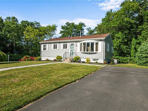 4th image of 15 Christine Dr