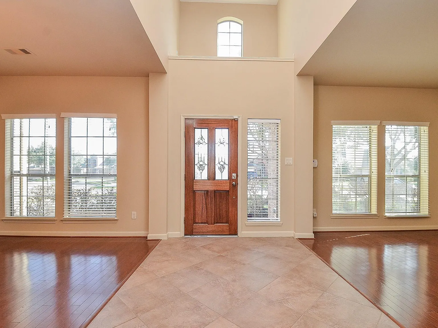 4 bed, 3.5 bath, 3560 sqft, $3,300 — Photo 3