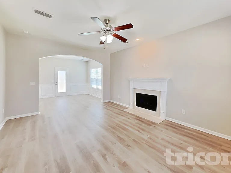 1107 Selous Dr — Photo 2