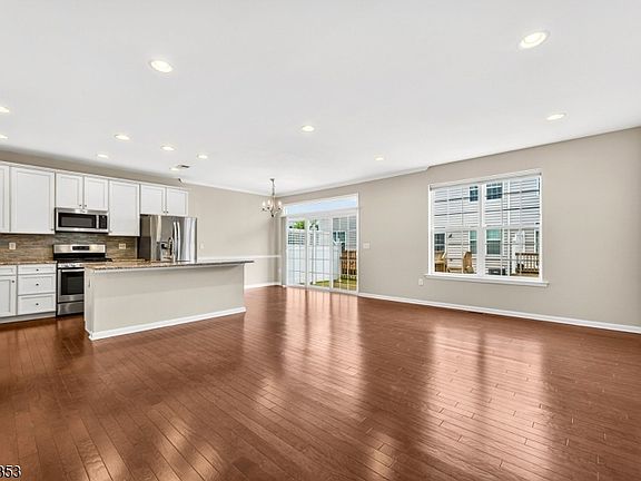 4th image of 84 Autumn Ln